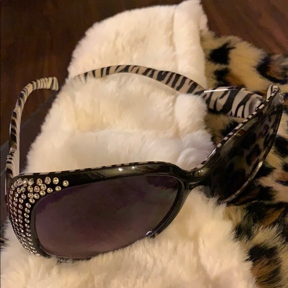 Sun glasses for the woman seen on the wild side. - Picture 2 of 5